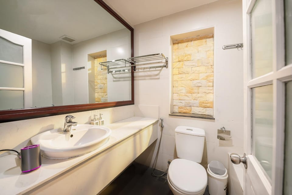 Shower, Toilet, Bathroom, Bath, bidet, towels