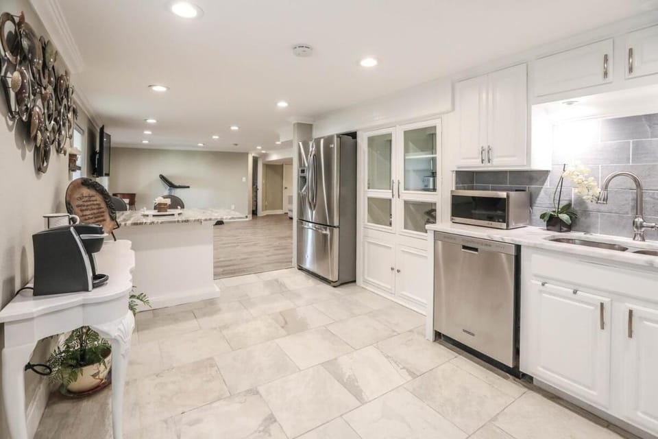Full 3BR 2BA Ground Floor Suite Private Entrance Apartment in Kansas City