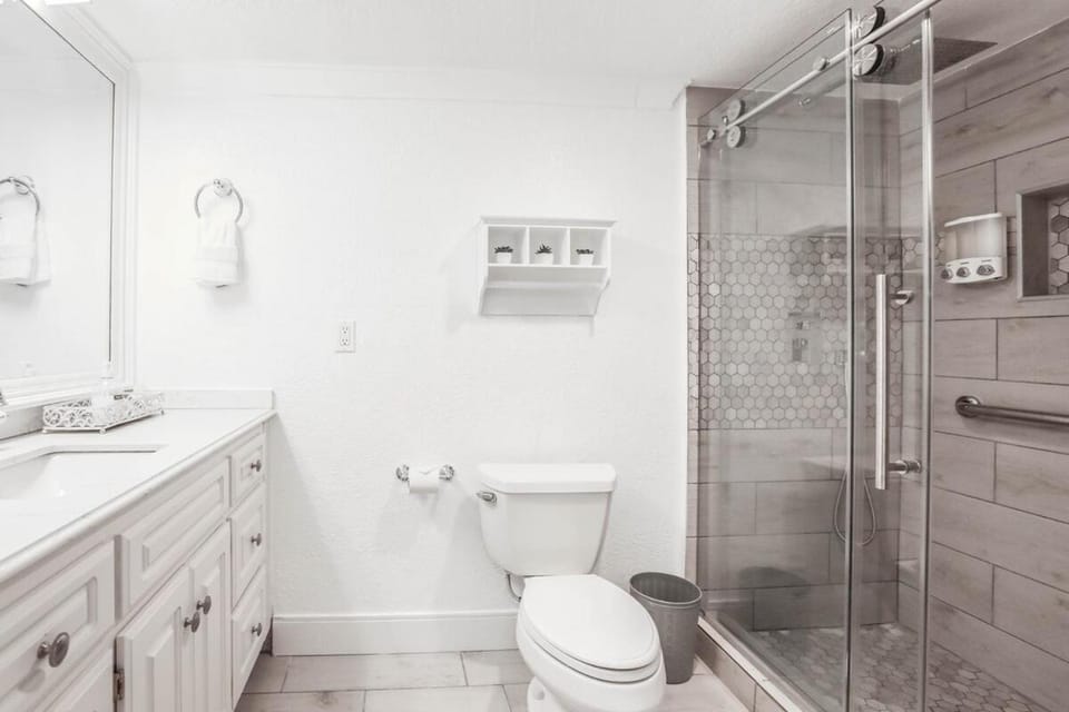 Full 3BR 2BA Ground Floor Suite Private Entrance Apartment in Kansas City