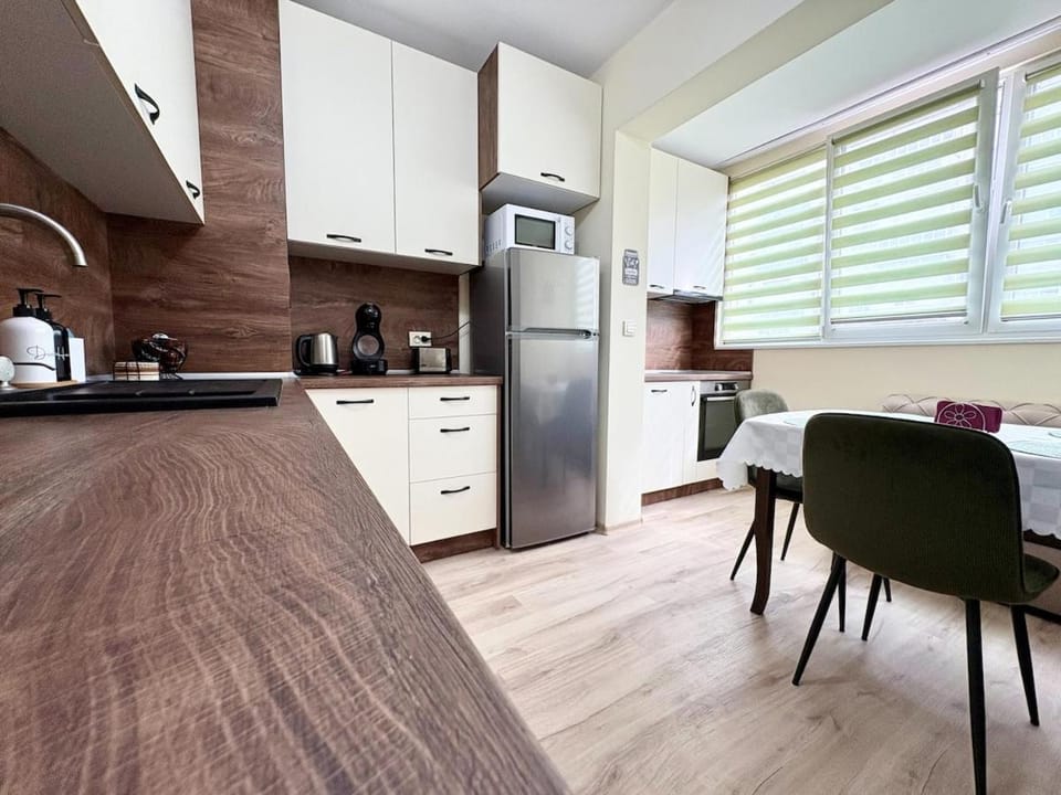 Kitchen or kitchenette, Drinks, Non alcoholic drinks, oven, kitchen, kitchen