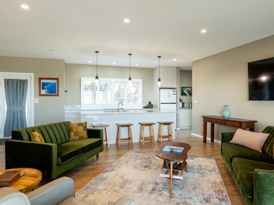 TV and multimedia, Kitchen or kitchenette, Living room, Seating area