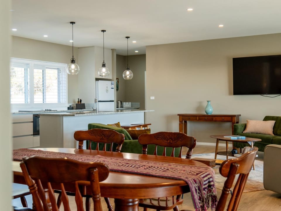 TV and multimedia, Kitchen or kitchenette, Living room, Dining area, kitchen, kitchen