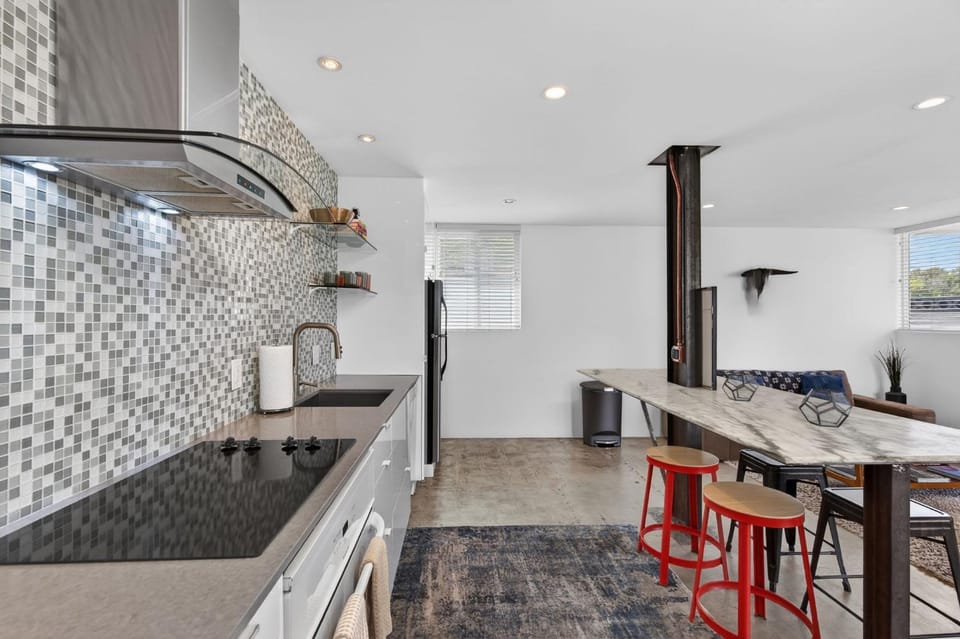 Modern 2BR Retreat Sleeps 4 Near Arcadia&Biltmore House in Phoenix