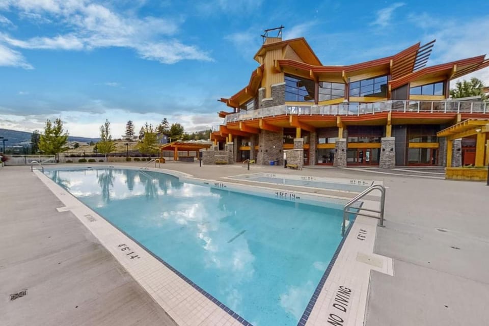 Bright 1 Bdrm at Amenity Rich Resort! House in West Kelowna