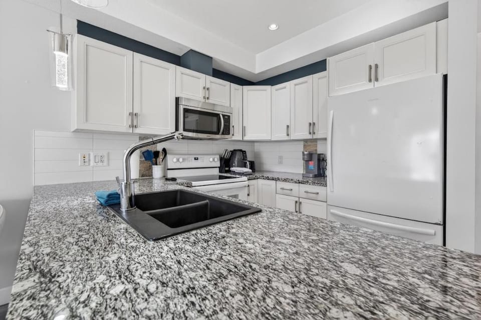 Bright 1 Bdrm at Amenity Rich Resort! House in West Kelowna