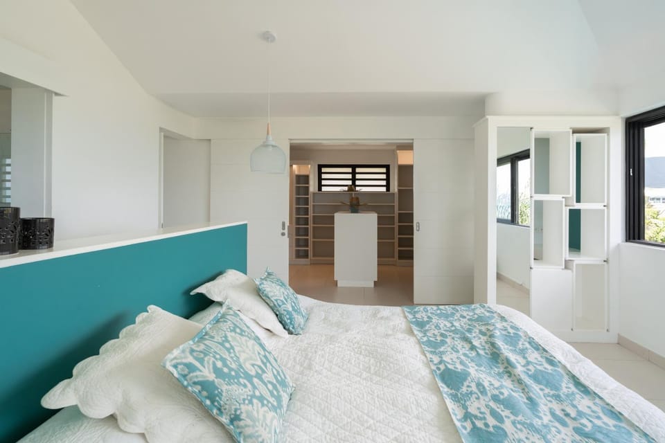 Photo of the whole room, fireplace, air conditioner
