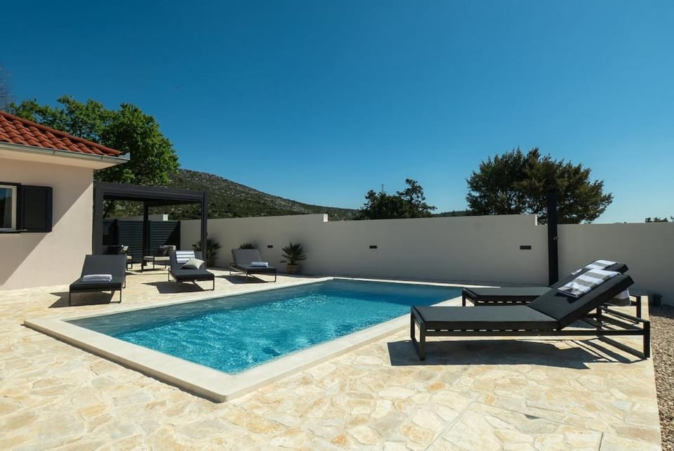 Property building, Patio, Day, Pool view, Swimming pool, sunbed