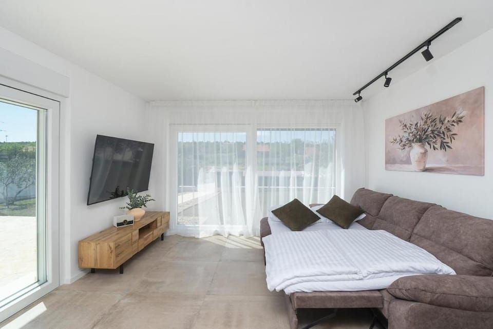 Bed, TV and multimedia, View (from property/room), Living room, Photo of the whole room, Seating area, Bedroom