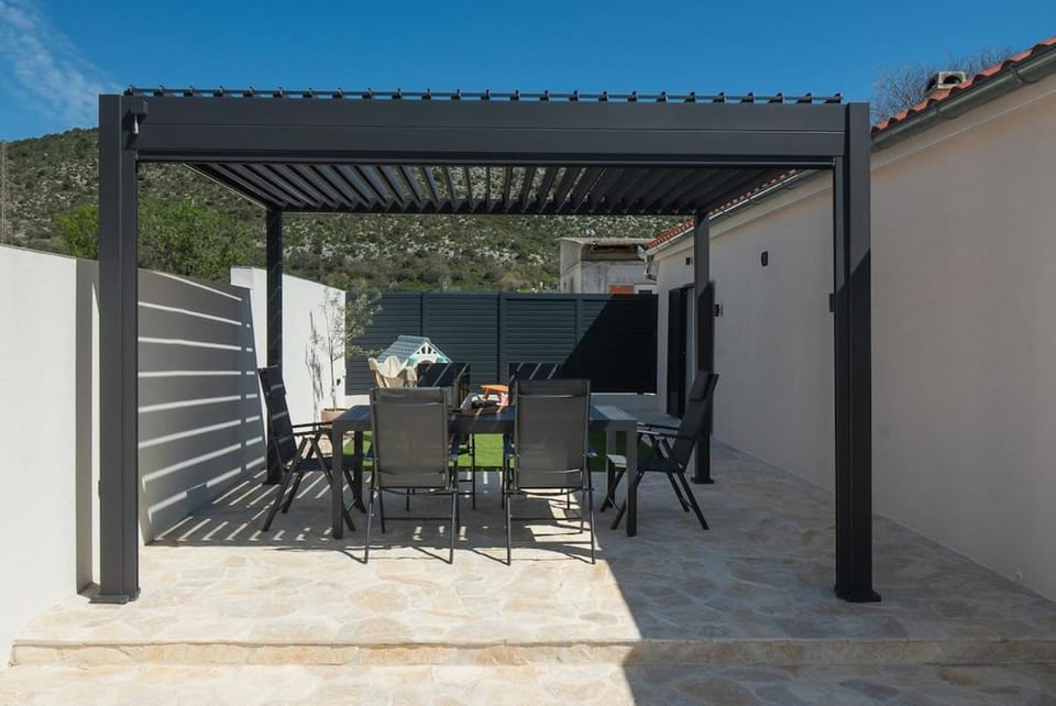 Property building, Patio, Day, BBQ facilities, View (from property/room), Balcony/Terrace, Dining area