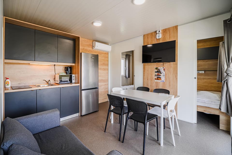 TV and multimedia, Seating area, Dining area, kitchen