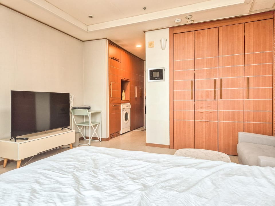 Sinsa Garosugil Urban House Apartment in Seoul
