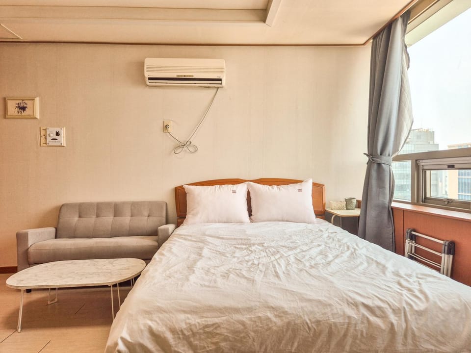 Sinsa Garosugil Urban House Apartment in Seoul
