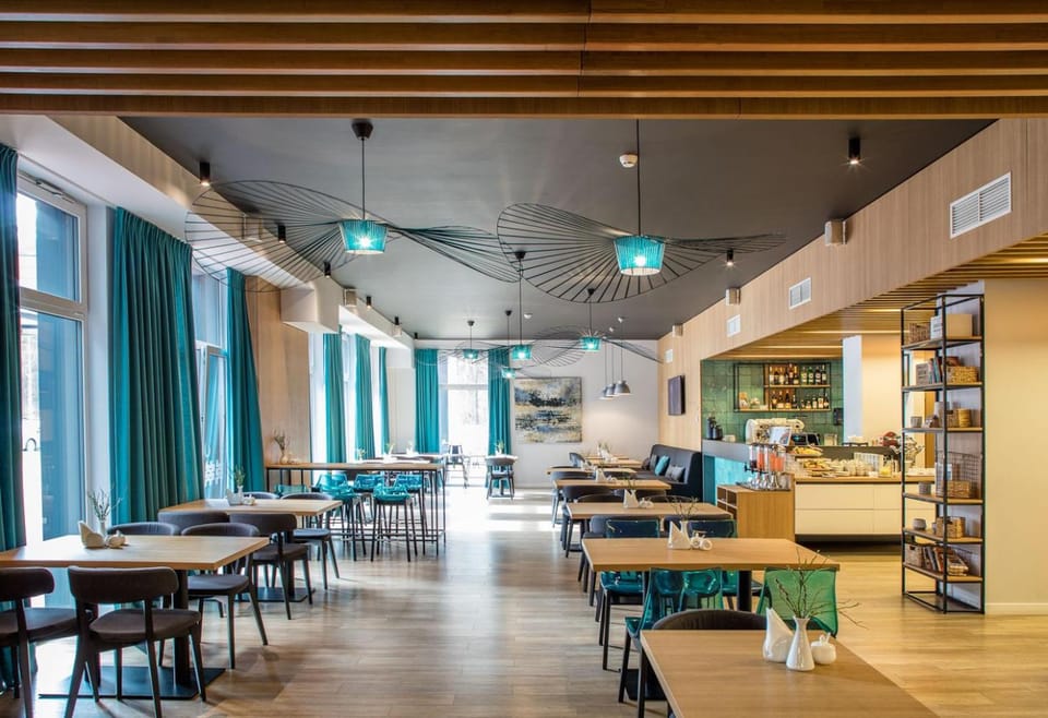 Restaurant/places to eat, Restaurant/places to eat, Seating area