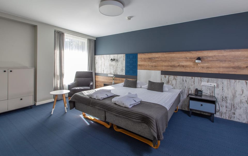 Bed, Bedroom, towels, wardrobe