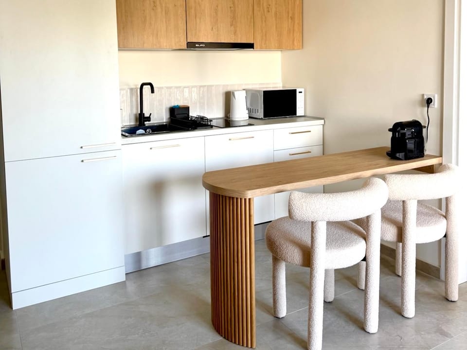 Coffee/tea facilities, Kitchen or kitchenette, Dining area, stove