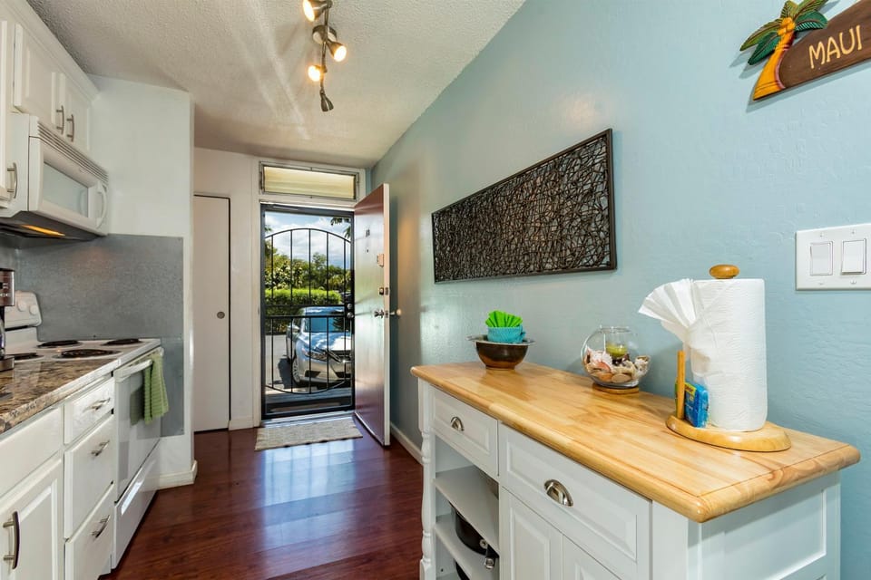 Kihei Bay Surf #109 Studio Across From Sandy Beach, Shared Hot Tub, Great Rates Apartment in Kihei