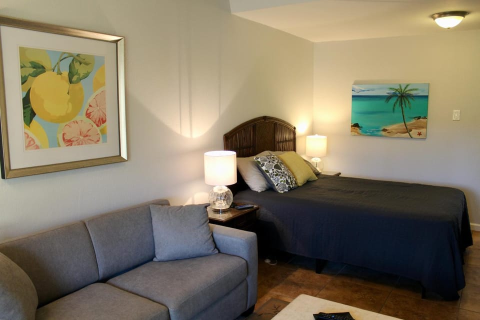 Kihei Bay Surf #218 Studio Renovated, Near Beach, Shared Hot Tub, Inner Courtyard Apartment in Kihei