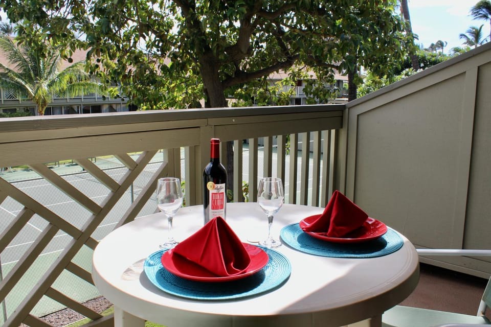 Kihei Bay Surf #218 Studio Renovated, Near Beach, Shared Hot Tub, Inner Courtyard Apartment in Kihei