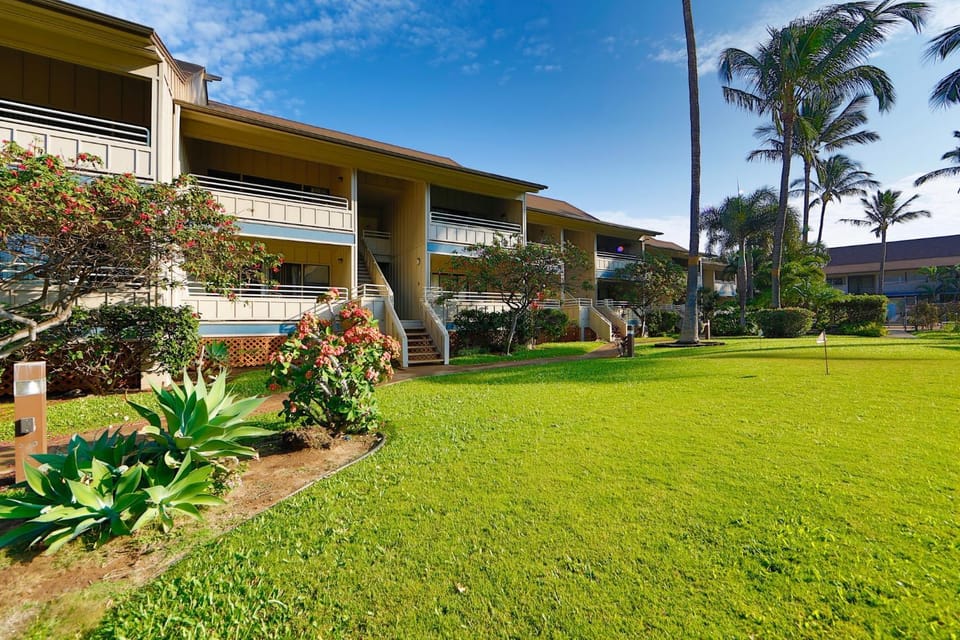 Kihei Bay Vista #C-106 Best Location, Garden View, Cal King Bed, Hot Tub Apartment in Kihei