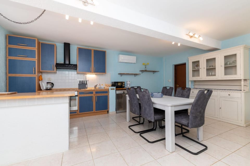 Kitchen or kitchenette, Dining area, oven