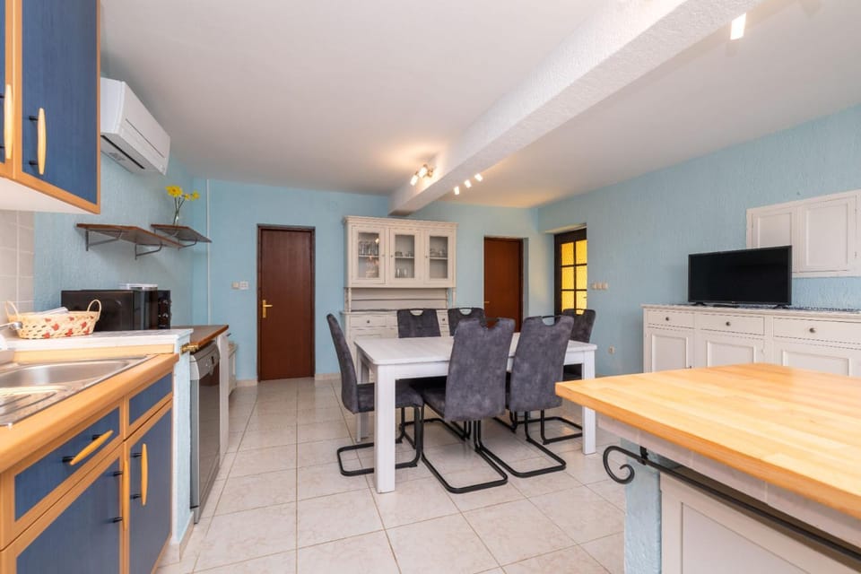 Dining area, kitchen