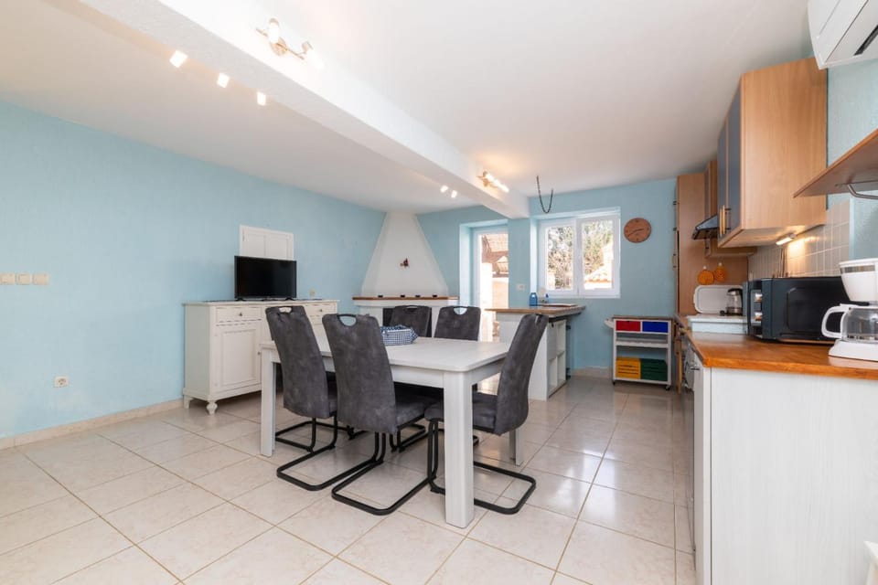 Dining area, kitchen