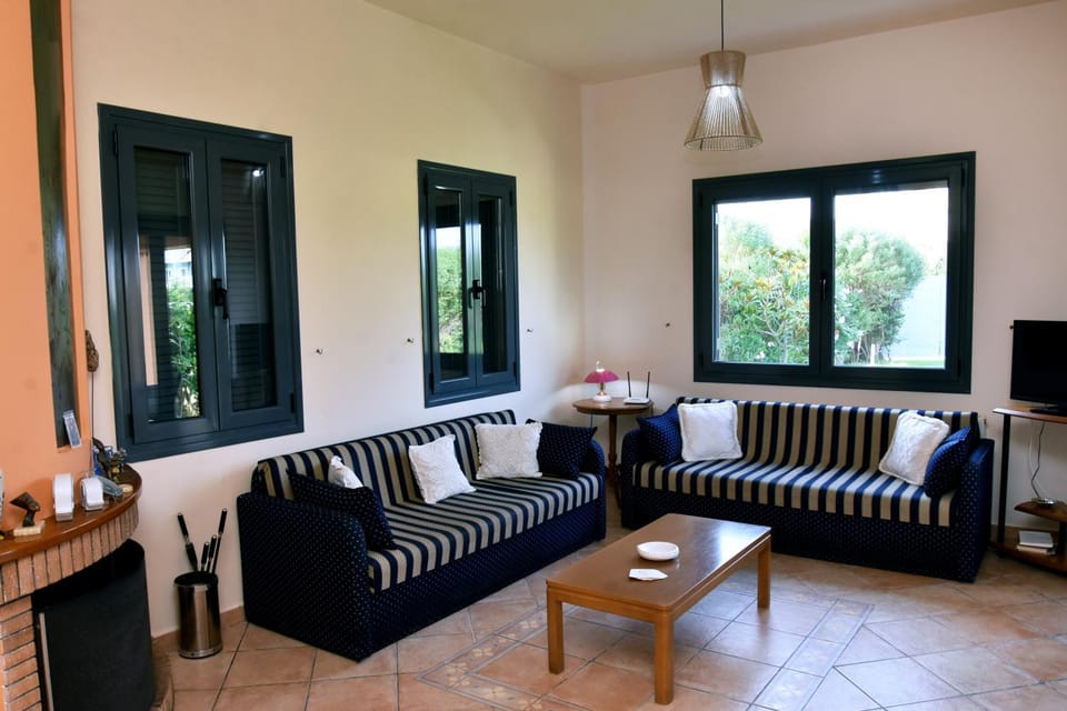 Property building, TV and multimedia, Living room, Seating area, fireplace