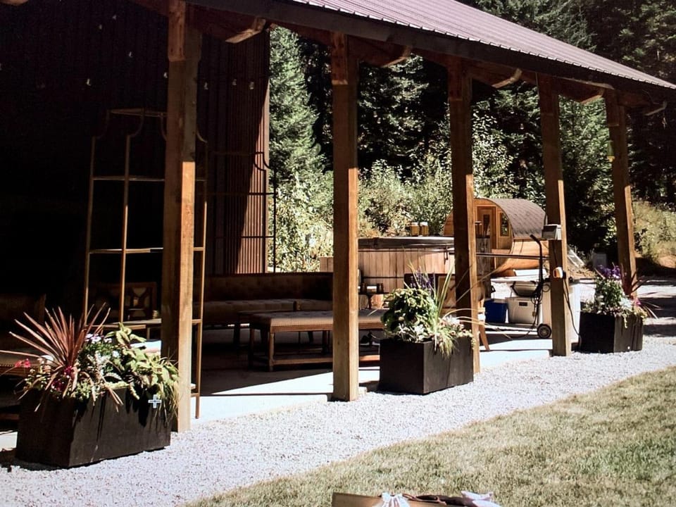 Scenic Glamping Stay with Quiet Privacy and Restful Views in Sandpoint, Idaho Luxury tent in Idaho