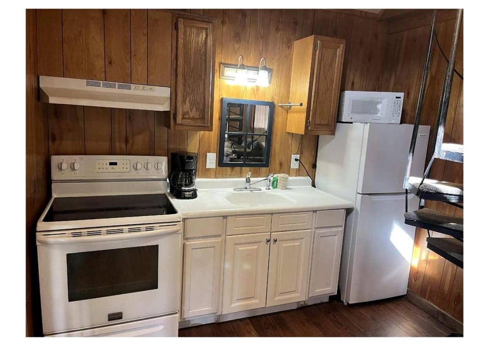 Cozy Loft Cabin with Private Pond Views Near Zwolle Louisiana Cabin in Toledo Bend Reservoir