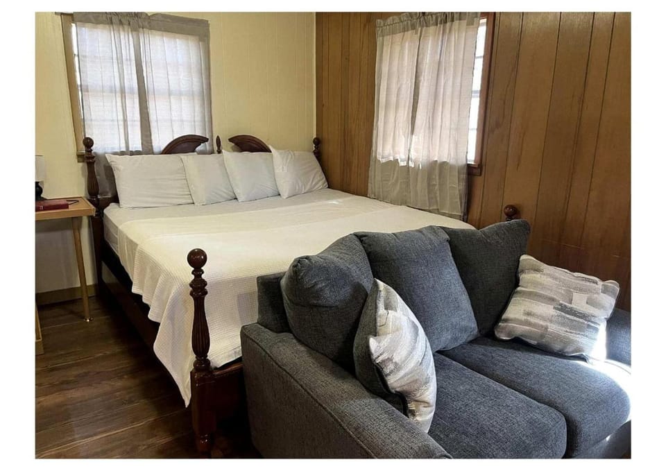 Cozy Loft Cabin with Private Pond Views Near Zwolle Louisiana Cabin in Toledo Bend Reservoir