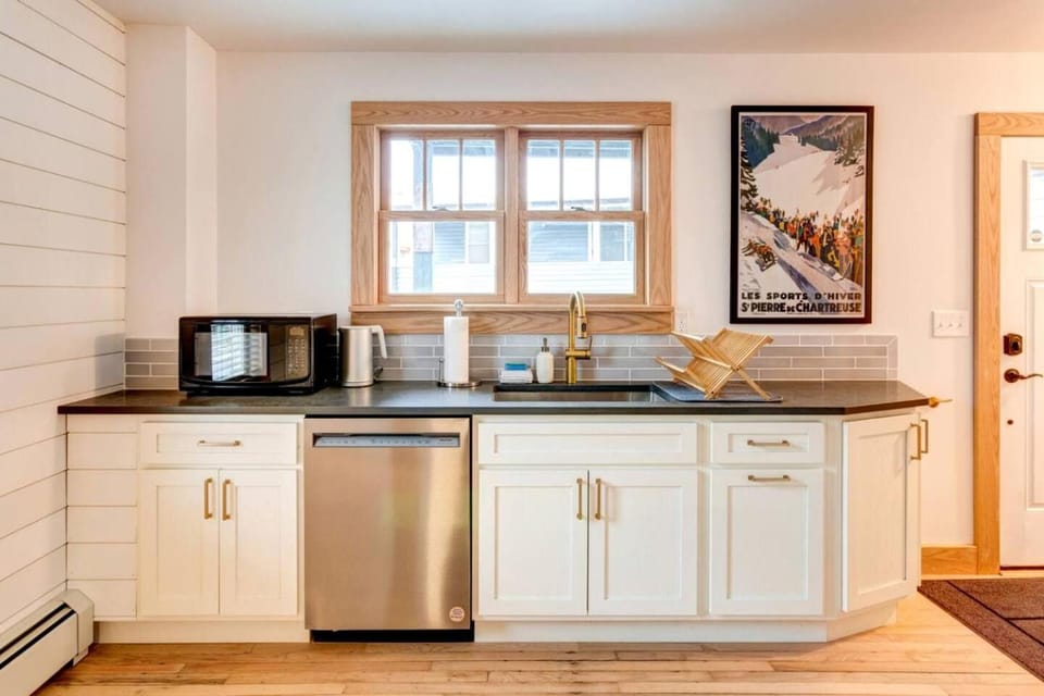 Peaceful Village Retreat with Fireplace, Deck Dining & Mountain Sunsets in Margaretville, New York House in Margaretville