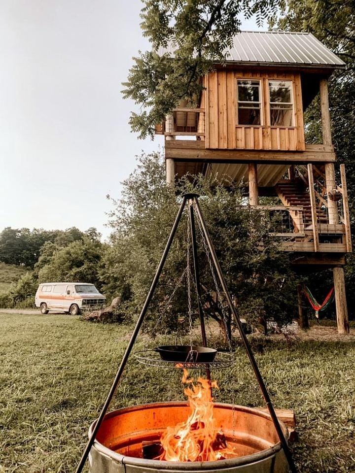 Rustic Off-Grid Treehouse Glamping Retreat with Cozy Loft Beds & Fire Ring near Dillon State Park, Frazeysburg, Ohio House in Ohio