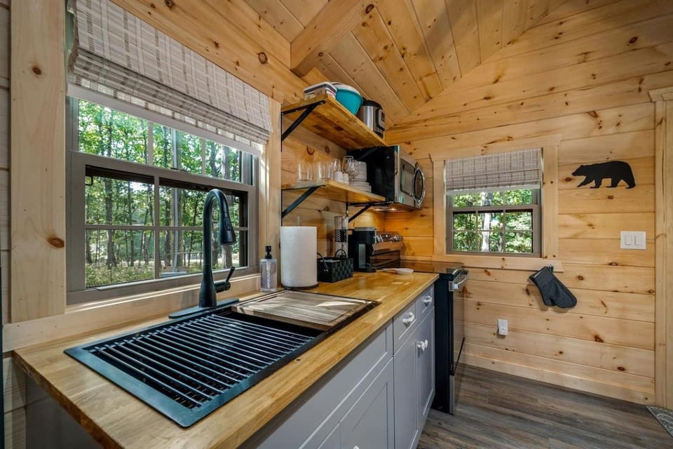 Charming Forest Cabin with Hot Tub & Covered Porch in Mentone, Alabama Cabin in Alabama