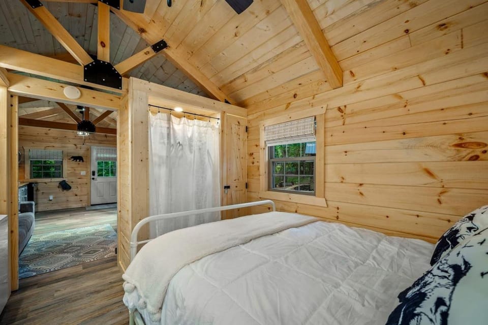 Charming Forest Cabin with Hot Tub & Covered Porch in Mentone, Alabama Cabin in Alabama