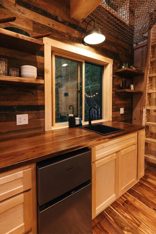 Magical Treehouse Stay with Creekside Sauna Experience in Zirconia, North Carolina House in Tennessee