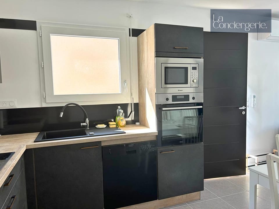 Kitchen or kitchenette, dishwasher, oven, toaster