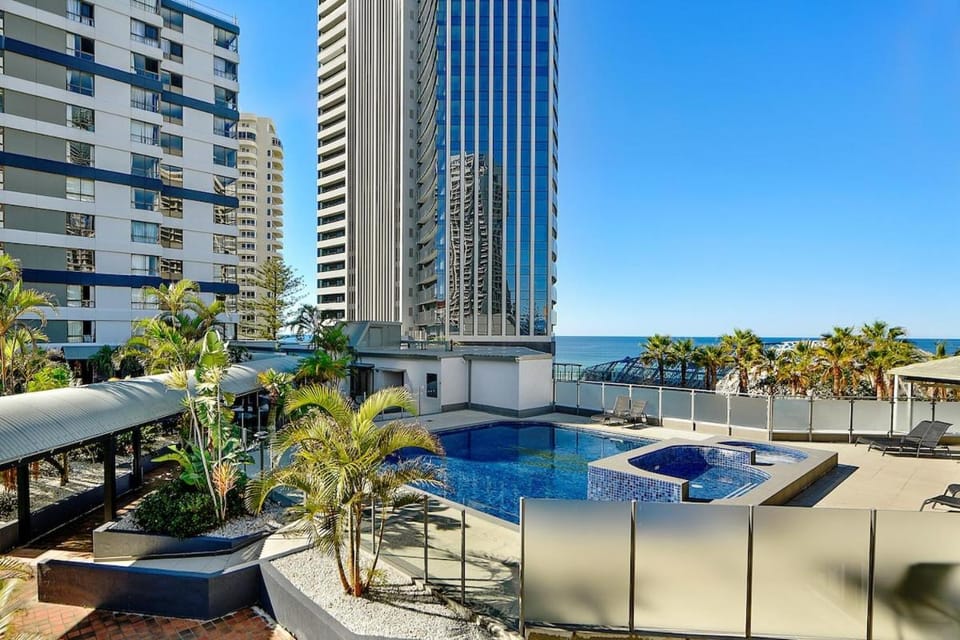 Surfers Home - Beach Stay - Sleeps 8 - Free Parking Apartment in Surfers Paradise
