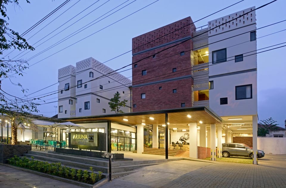 Facade/entrance
