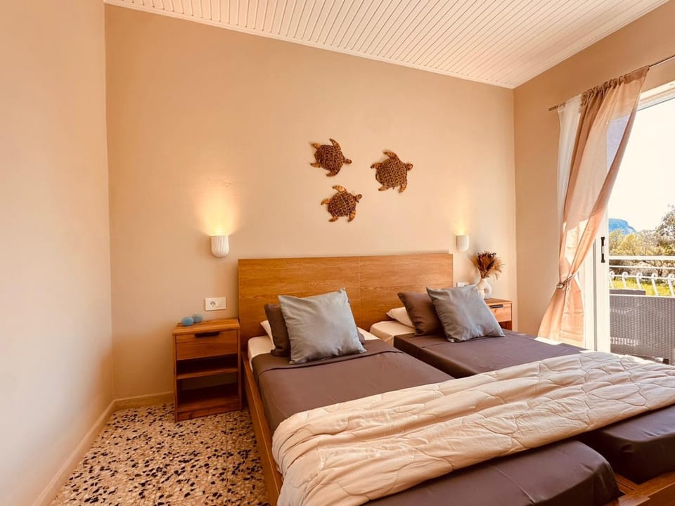 Property building, Bed, Photo of the whole room, Bedroom, Garden view