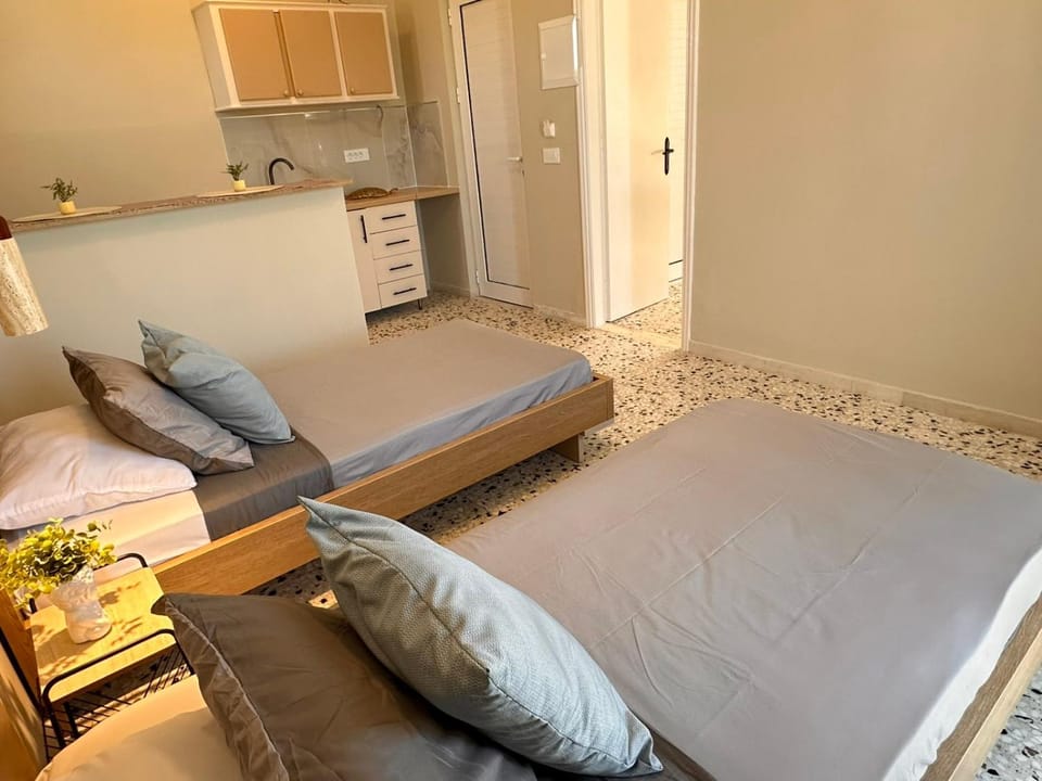Property building, Bed, Kitchen or kitchenette, Photo of the whole room, Bedroom