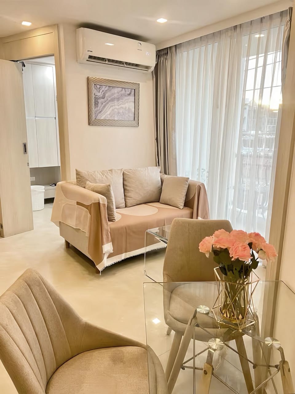 TV and multimedia, Living room, Seating area, air conditioner