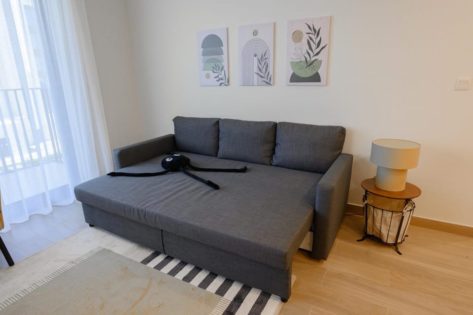 Cozy and Modern 1BR , Prime Location Apartment in Dubai