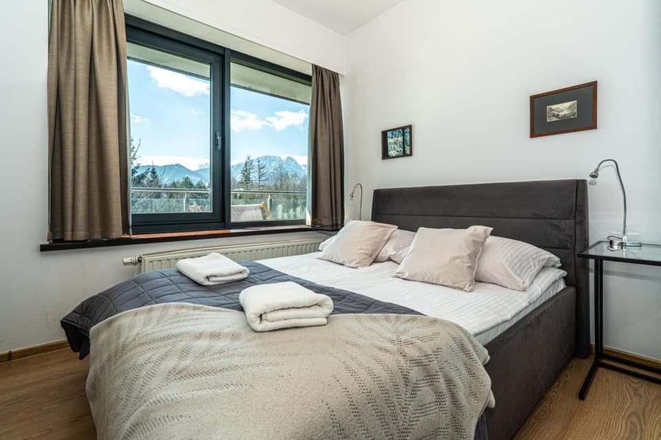 Bed, Bedroom, Mountain view