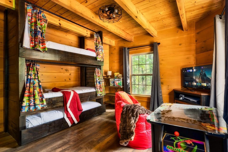 5 IndoorPoolFireplaceFireTblHot TubPS5Bears Chalet in Gatlinburg