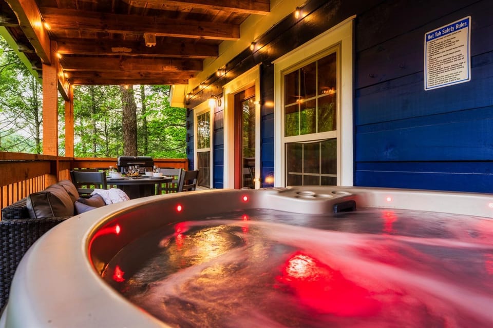 5 IndoorPoolFireplaceFireTblHot TubPS5Bears Chalet in Gatlinburg