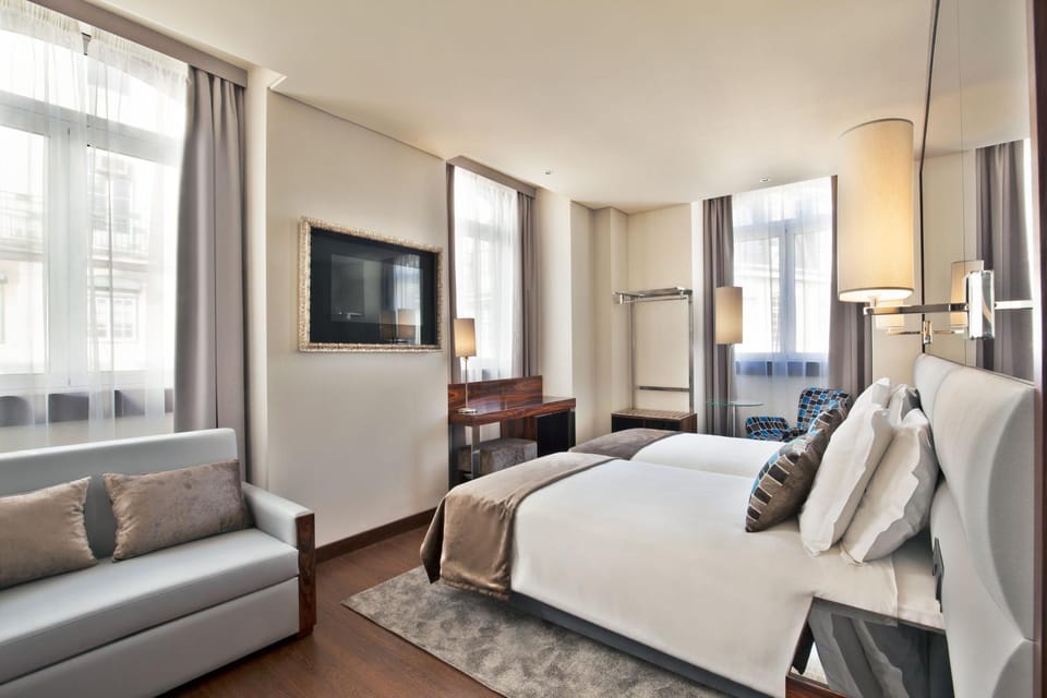 Bed, Day, TV and multimedia, Photo of the whole room, Seating area, Bedroom
