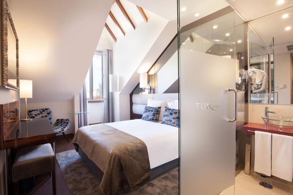 Bed, Day, Bathroom, TV and multimedia, Photo of the whole room, Bedroom, towels