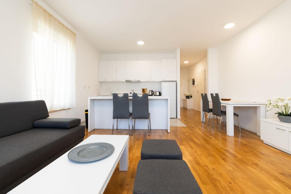 Seating area, kitchen