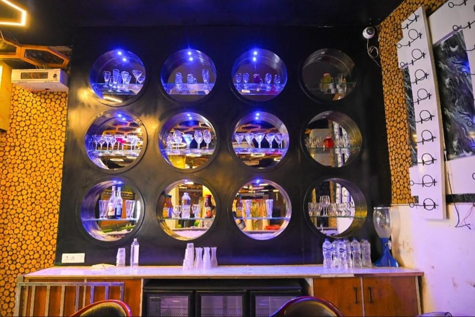 Lounge or bar, Food and drinks