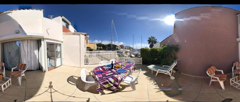 Property building, Balcony/Terrace, Living room